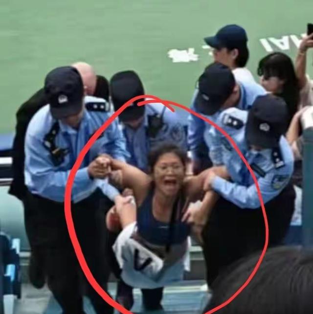 大闹上海网球赛后续:女子已行拘，身份被扒出，抬出赛场社死全网-6.jpg