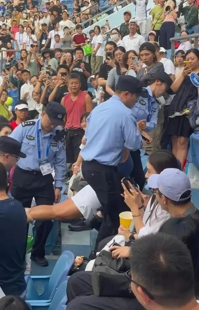 大闹上海网球赛后续:女子已行拘，身份被扒出，抬出赛场社死全网-10.jpg
